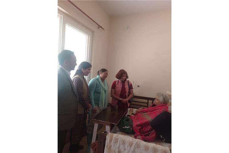 Dr Lalima, Deptt of Education, BBAU Lucknow alongwith  05 Teachers  and 30 students visited at Cheshire home & met to the residents and donated fruit items