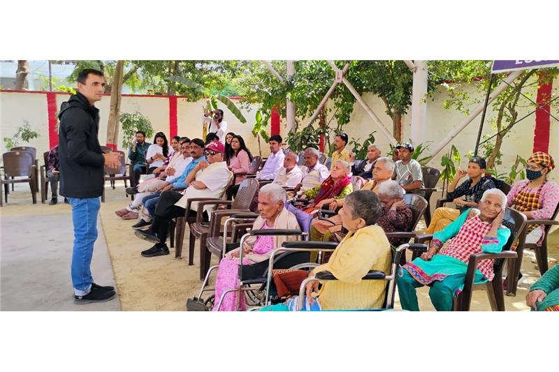 Holi celebrities at Cheshire Home