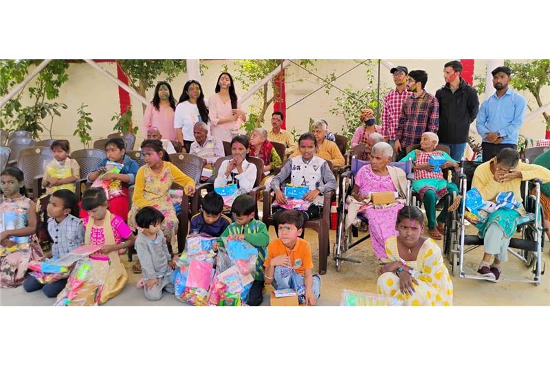 Holi celebrities at Cheshire Home