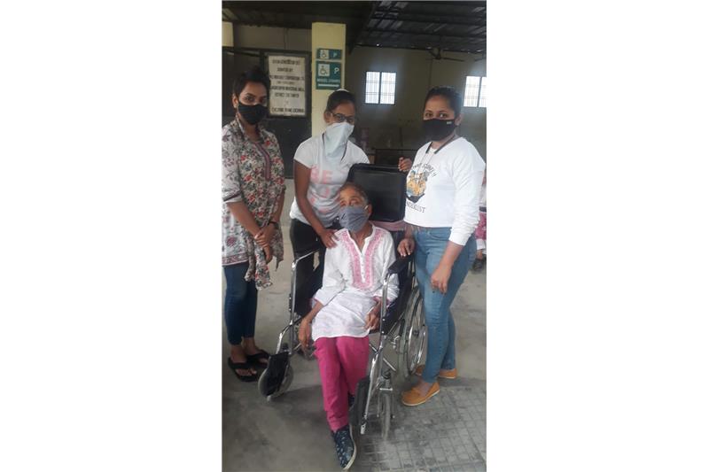 Mr. Arpita Singh along came to the home and celebrated his Father birthday with residents