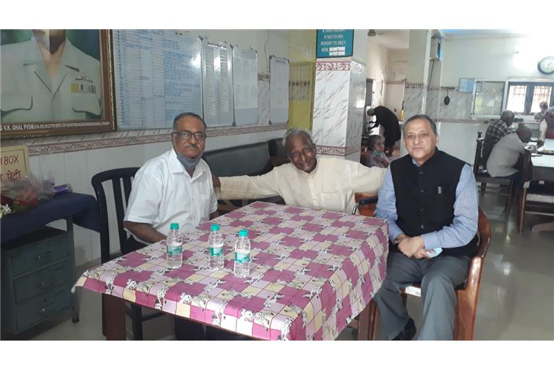 Professor Alok Dhawan Centre of BioMedical Research, came to home and met resident Dr BC Gupta on 14 Oct 2021.