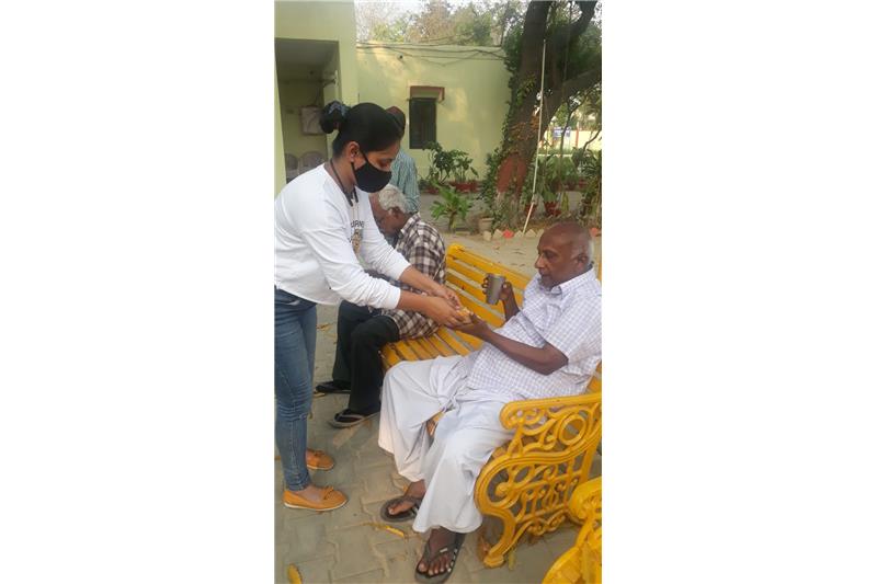 Mr. Arpita Singh along came to the home and celebrated his Father birthday with residents