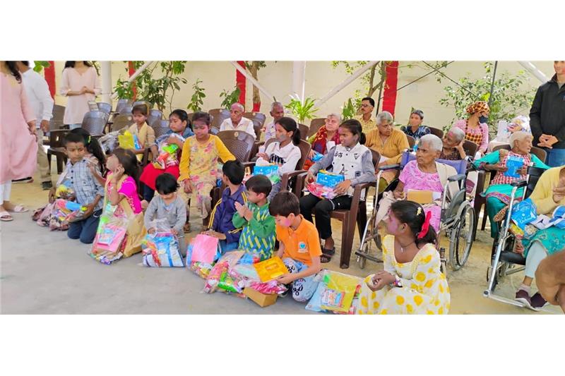 Holi celebrities at Cheshire Home