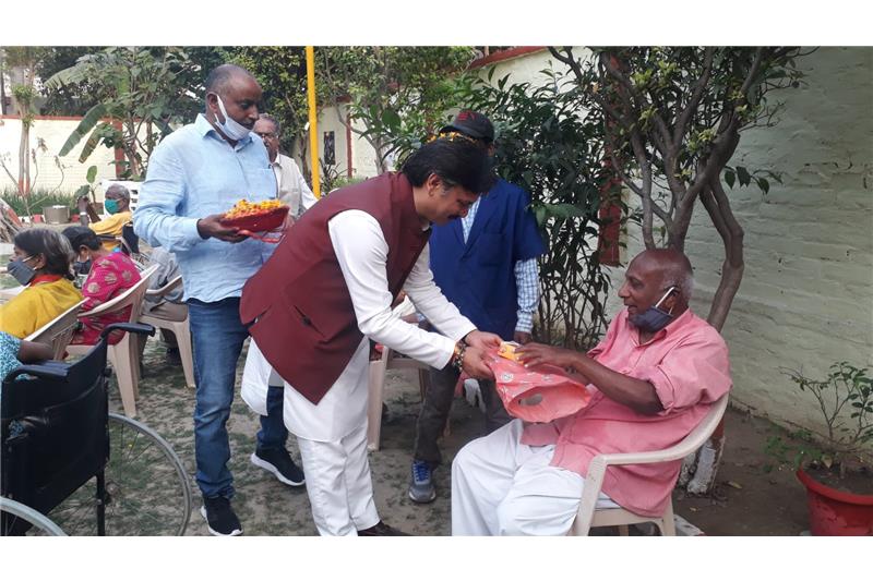 Dr Rajeshwar Singh Vidhayak Srojininagar area lucknow visited home and distributed new clothes residents & staffs