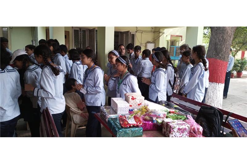 Mrs Vaishali, Co-ordinator CMS ;mti Nagar-I, Lucknow alongwith 150 students on 03.11.2023