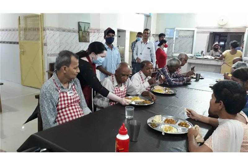 Ms Reena Srivastava has sponsored dinner today and donated Sanitizer 05 ltrs and Disposable mask 100 nos