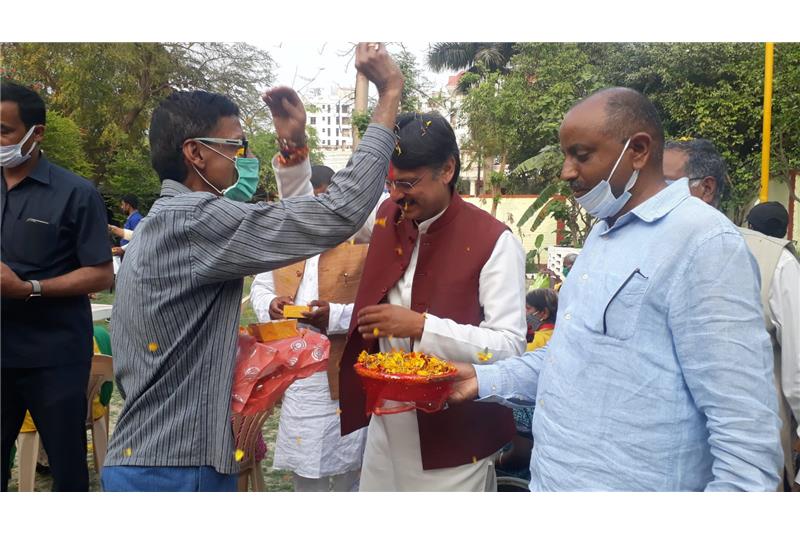 Dr Rajeshwar Singh Vidhayak Srojininagar area lucknow visited home and distributed new clothes residents & staffs