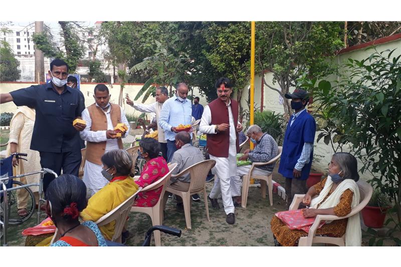 Dr Rajeshwar Singh Vidhayak Srojininagar area lucknow visited home and distributed new clothes residents & staffs