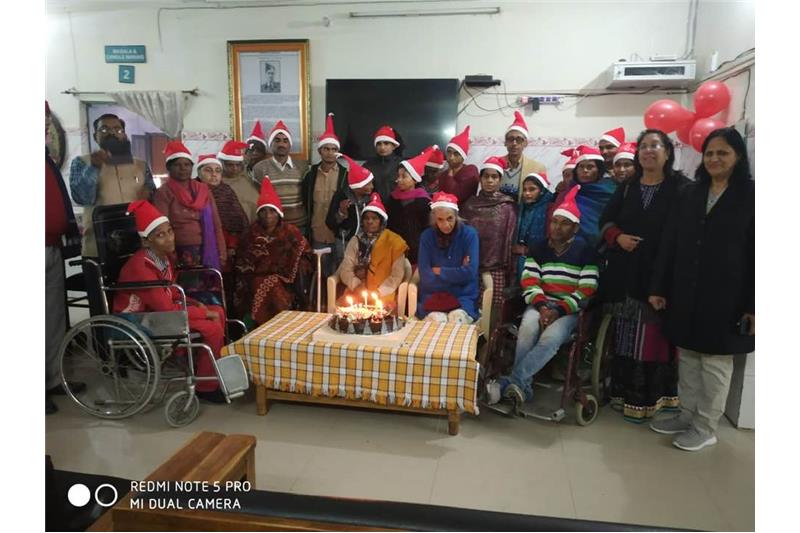 Celebrating Christmas with the Cheshire Home residents 25 Dec 2019