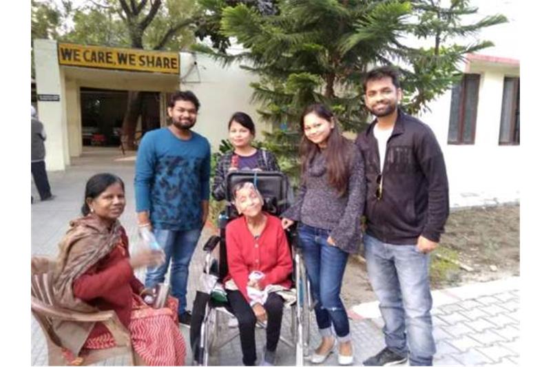 Ms Pragya Singh and others accompanying her came to the Cheshire home and distributed veg rolls and Coffee