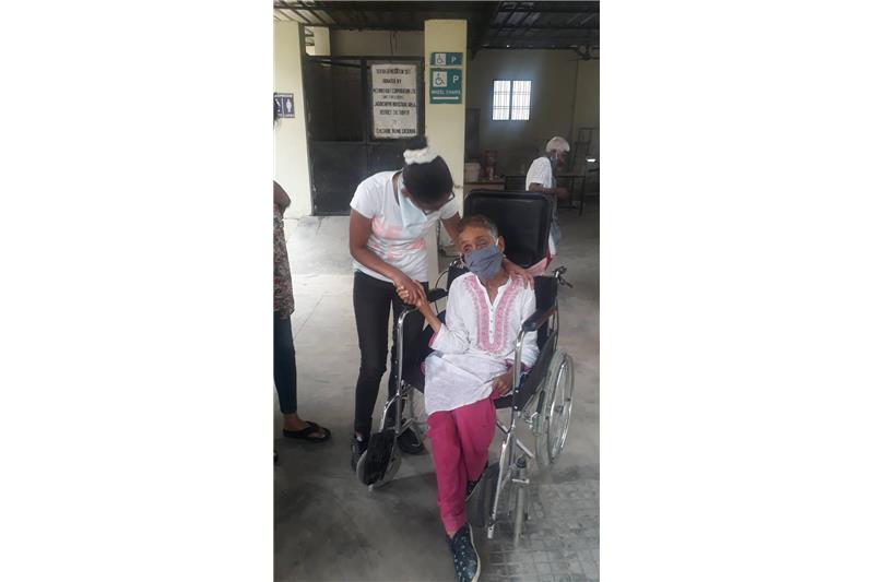 Mr. Arpita Singh along came to the home and celebrated his Father birthday with residents