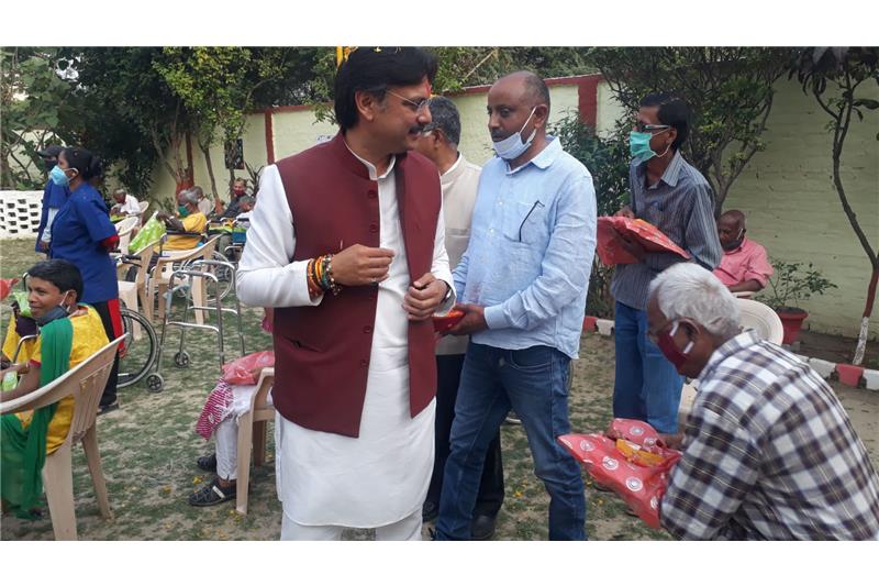 Dr Rajeshwar Singh Vidhayak Srojininagar area lucknow visited home and distributed new clothes residents & staffs