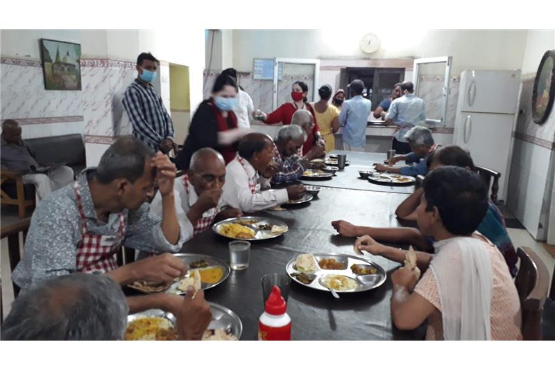 Ms Reena Srivastava has sponsored dinner today and donated Sanitizer 05 ltrs and Disposable mask 100 nos