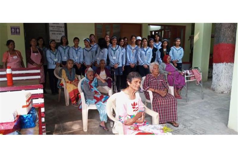 Mrs Vaishali, Co-ordinator CMS ;mti Nagar-I, Lucknow alongwith 150 students on 03.11.2023