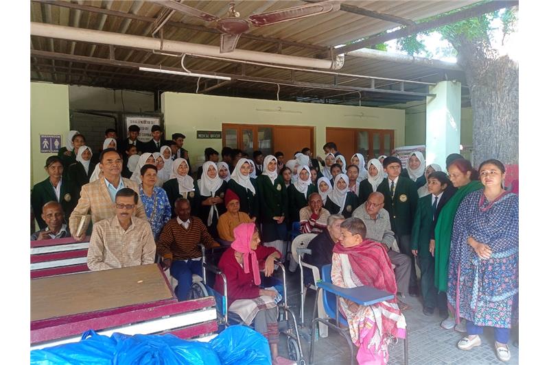 Mrs Nishar Fatima alongwith  03 Teachers  and 45 students from Unity College Lucknow visited at Cheshire home & met to the residents and donated daily use & misc items