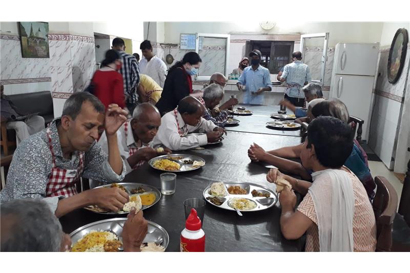 Ms Reena Srivastava has sponsored dinner today and donated Sanitizer 05 ltrs and Disposable mask 100 nos