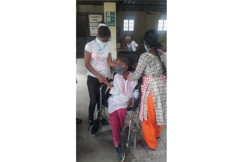 Mr. Arpita Singh along came to the home and celebrated his Father birthday with residents